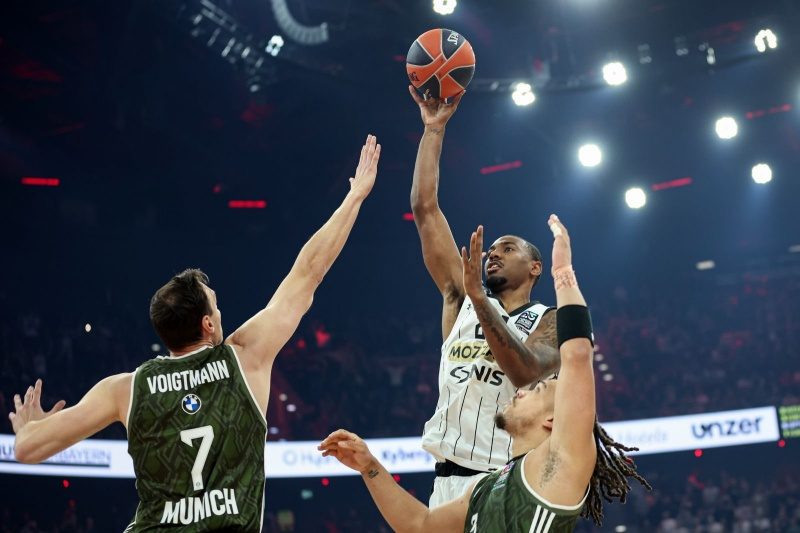 Ajzea Majk; Bajern-Partizan